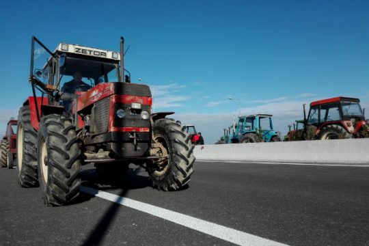 Κλειστή η εθνική οδός στο μπλόκο της Νίκαιας