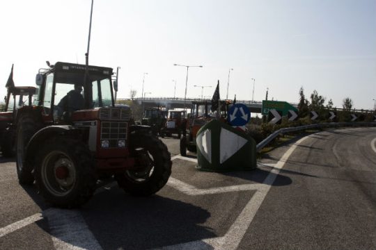 Από τη Δευτέρα στα μπλόκα οι αγρότες