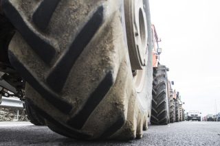 Παίρνουν τα τρακτέρ για να… μείνουν στον τόπο τους