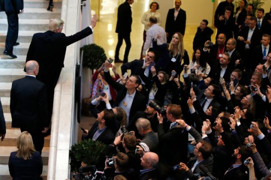Κομίζοντας «ειρήνη» με απειλές