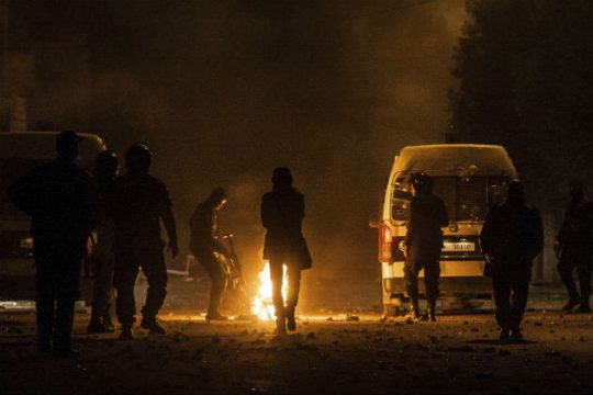 Ένας νεκρός και 500 συλλήψεις στην Τυνησία