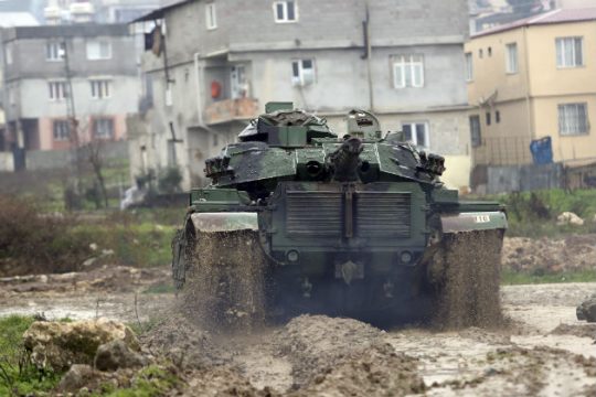 Τουρκική επίθεση στον κουρδικό θύλακα στη Συρία