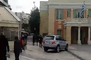 Οδηγός τζιπ προσπάθησε να πατήσει αντιεξουσιαστές