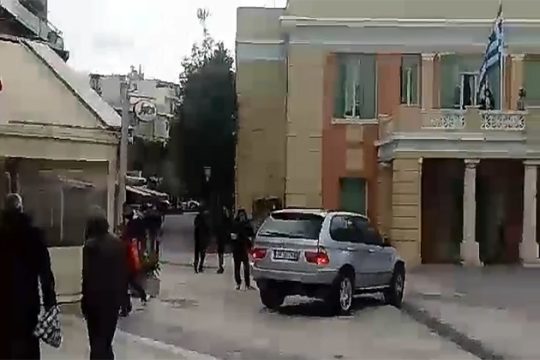 Οδηγός τζιπ προσπάθησε να πατήσει αντιεξουσιαστές