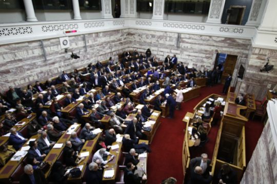 Στη Βουλή μεταφέρεται η αντιπαράθεση