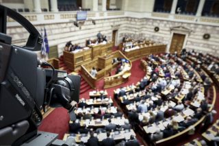 Μάχη εντός και εκτός Βουλής
