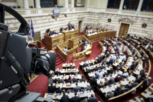Μάχη εντός και εκτός Βουλής