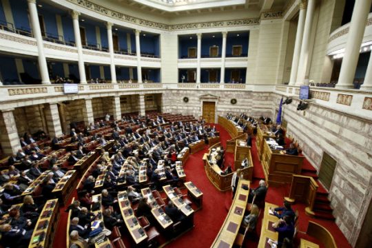 Σφοδρή πολιτική αντιπαράθεση στην Ολομέλεια [ LIVE ]