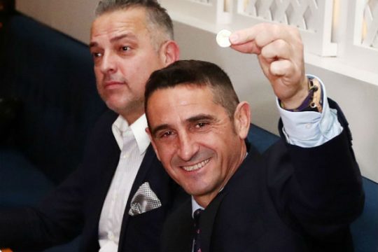 Τώρα θα κολλήσει;