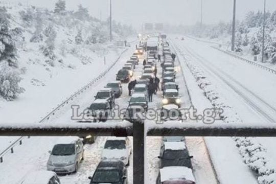 Ζητούν αποζημιώσεις από την κοινοπραξία για την πεντάωρη ταλαιπωρία στα χιόνια