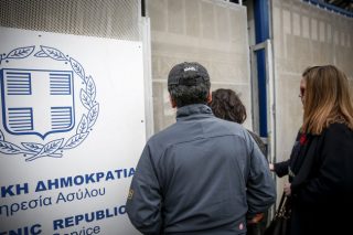 Ελαβε «άσυλο» στα… κρατητήρια