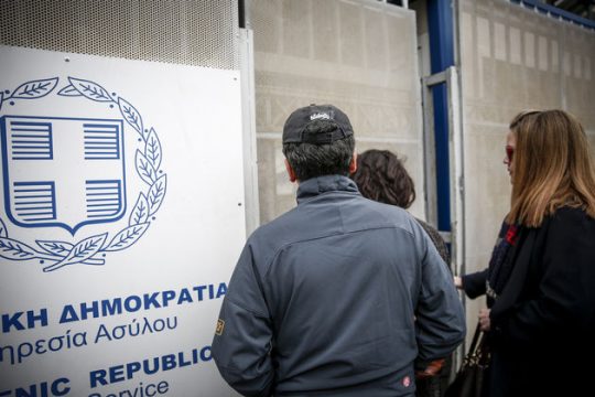 Ελαβε «άσυλο» στα… κρατητήρια