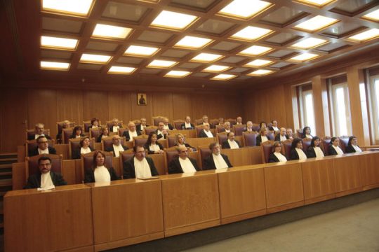 Να μείνει η Novartis στους ανακριτές διαφθοράς ζητούν πέντε μέλη της ΕΔΕ