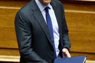 Eξακολουθεί να πατά σε δύο βάρκες αλλά πήρε και… σωσίβιο