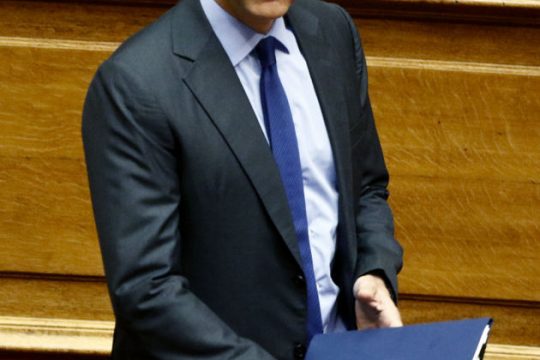 Eξακολουθεί να πατά σε δύο βάρκες αλλά πήρε και… σωσίβιο