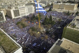 Ακροδεξιά συνθήματα και σημαίες για όλα τα βαλάντια