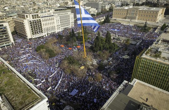 Ακροδεξιά συνθήματα και σημαίες για όλα τα βαλάντια