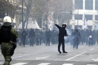 Κουκουλοφόροι ακροδεξιοί προκάλεσαν επεισόδια