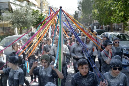 Αποκριάτικα παιχνίδια και αλευρομουτζουρώματα στον δήμο Νίκαιας