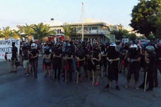 Ηράκλειο: Πορεία αντιεξουσιαστών και φθορές στα γραφεία της ΧΑ