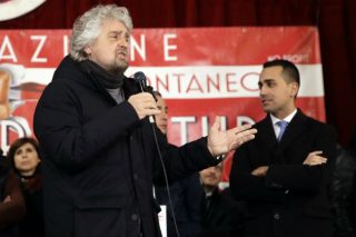 Βολές από όλους κατά των Πέντε Αστέρων