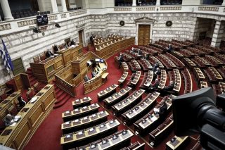 Το σκάνδαλο βάζει την πολιτεία σε δίλημμα