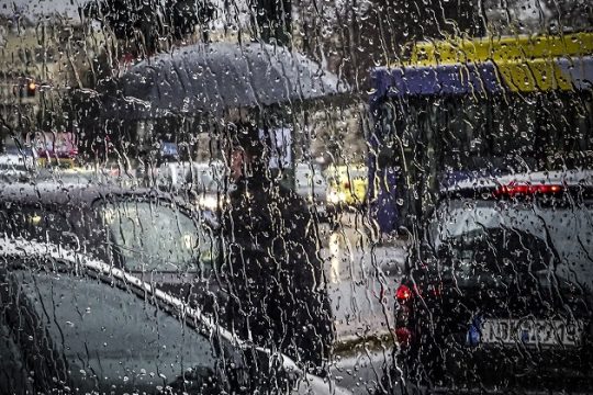 Και η βρόχα έπεφτε straight through