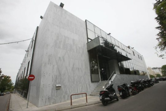 Τσουνάμι απολύσεων και μετακόμιση