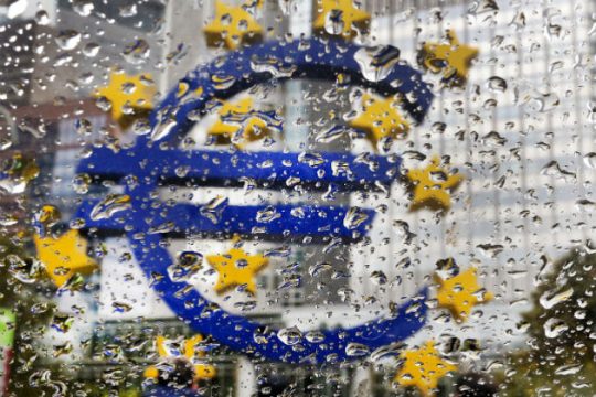 «Πετάει το μπαλάκι» η ΕΚΤ για τον έλεγχο του μαύρου χρήματος