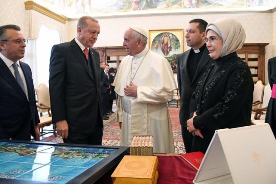 Ο Πάπας, ο Ερντογάν και ο αφιλόξενος Σίλβιο