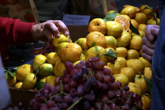 Δεσμεύτηκαν δέκα τόνοι φρούτα αγνώστου προελεύσεως