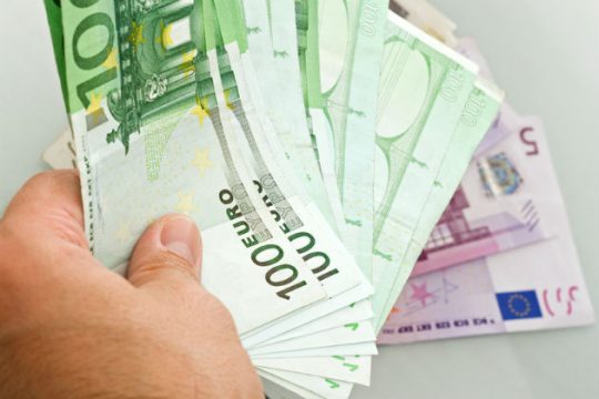 Ζεστό «μαύρο χρήμα» στα ταμεία του Δημοσίου