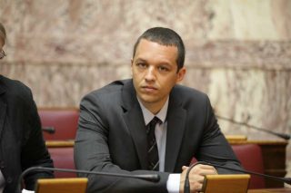 O Κασιδιάρης υμνεί τον Μίκη