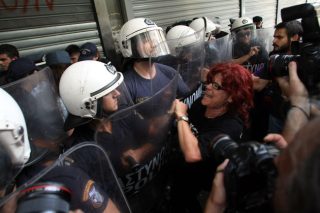 Καθαρίστρια ύψους 1,50 σακάτεψε άνδρα των ΜΑΤ!