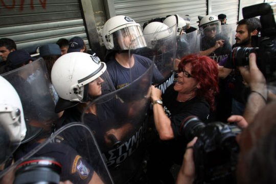 Καθαρίστρια ύψους 1,50 σακάτεψε άνδρα των ΜΑΤ!
