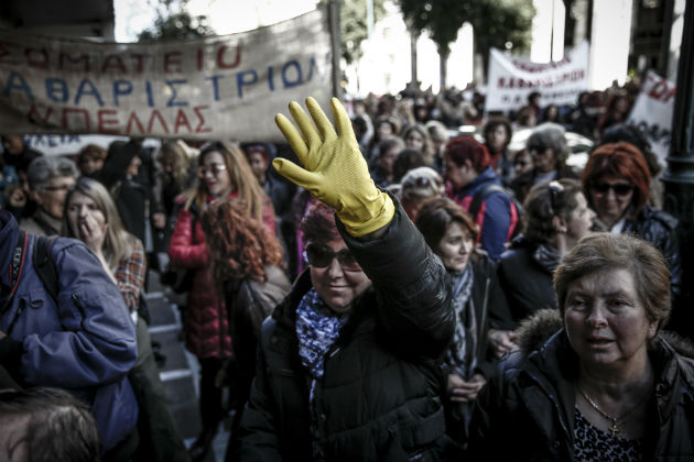 Πορεία στη Βουλή από τις σχολικές καθαρίστριες