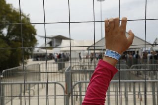Μπρος Ε.Ε. και πίσω Ταλιμπάν