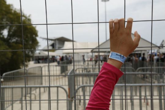 Μπρος Ε.Ε. και πίσω Ταλιμπάν