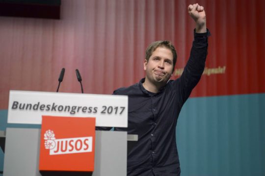 «Καμικάζι» 28 ετών κρατά τη Μέρκελ στο χέρι