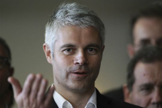 Ο Λοράν Βοκιέ βάζει «μπουρλότο» στη γαλλική πολιτική σκηνή