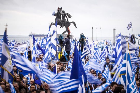 Τριπλή μάχη ενάντια σε εθνικισμό, ευρωνατοϊκή επιβολή και κυβέρνηση