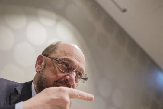 Μακρόν, Τσίπρας σπρώχνουν τον Σουλτς
