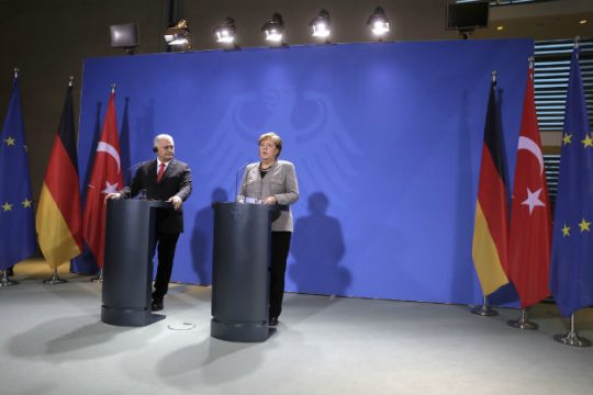 Σε ψυχρό κλίμα η συνάντηση Μέρκελ και Γιλντιρίμ