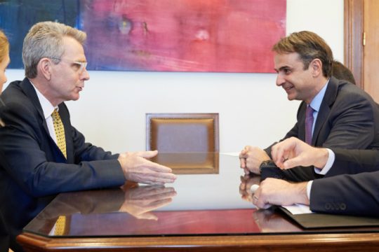 Θολώνει τα νερά η Ν.Δ. «επικαλούμενη» τον Αμερικανό πρέσβη