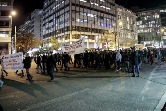 Δυναμικές διαμαρτυρίες κατά των πλειστηριασμών στο Σύνταγμα