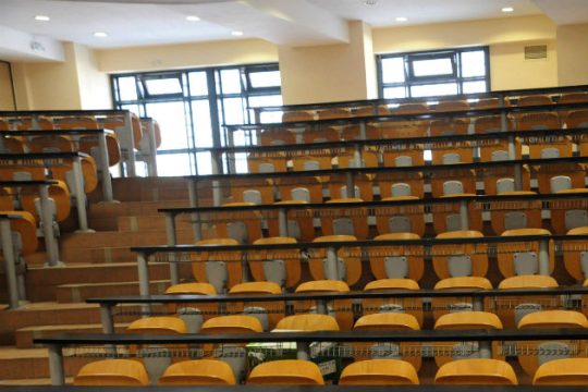 Αποκέντρωση, αυτονομία, αξιολόγηση από την πίσω πόρτα