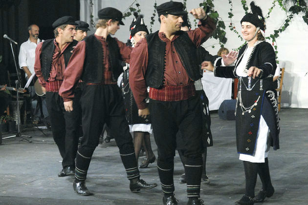 Ας κρατήσουν οι χοροί