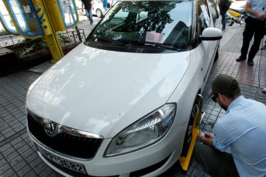 Παρκάρουν σε πεζόδρομους, πλατείες και ράμπες ΑΜΕΑ