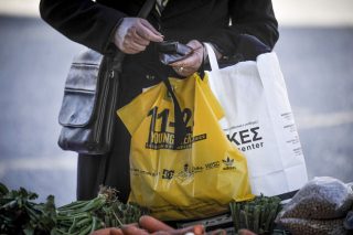 Τεράστια μείωση της χρήσης πλαστικής σακούλας στα σούπερ μάρκετ