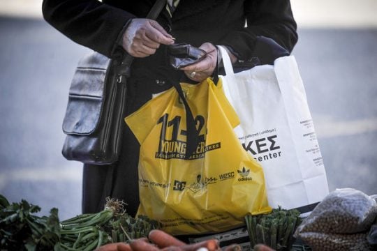 Τεράστια μείωση της χρήσης πλαστικής σακούλας στα σούπερ μάρκετ